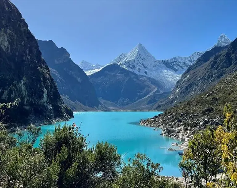 Laguna Parón de aguas turquesas en el Parque Nacional Huascarán durante tour diario desde Huaraz