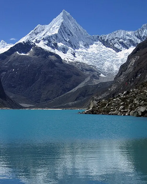 Laguna Parón de aguas turquesas en el Parque Nacional Huascarán durante tour diario desde Huaraz