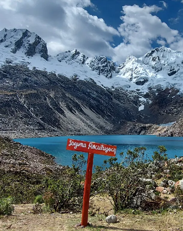 Laguna Rocotuyoc en el Parque Nacional Huascarán durante tour diario desde Huaraz