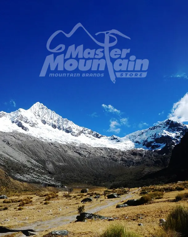 Vista del Nevado Pucahirca desde el Paso Grande Jatun durante el día 5 del trek Cedros Alpamayo 10 días 9 noches, descenso hacia Huilca