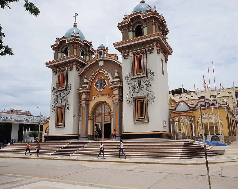 Plaza Mayor de Tumbes con la Catedral San Nicolás de Tolentino durante el día 1 del tour Tumbes Decameron 4 días 3 noches