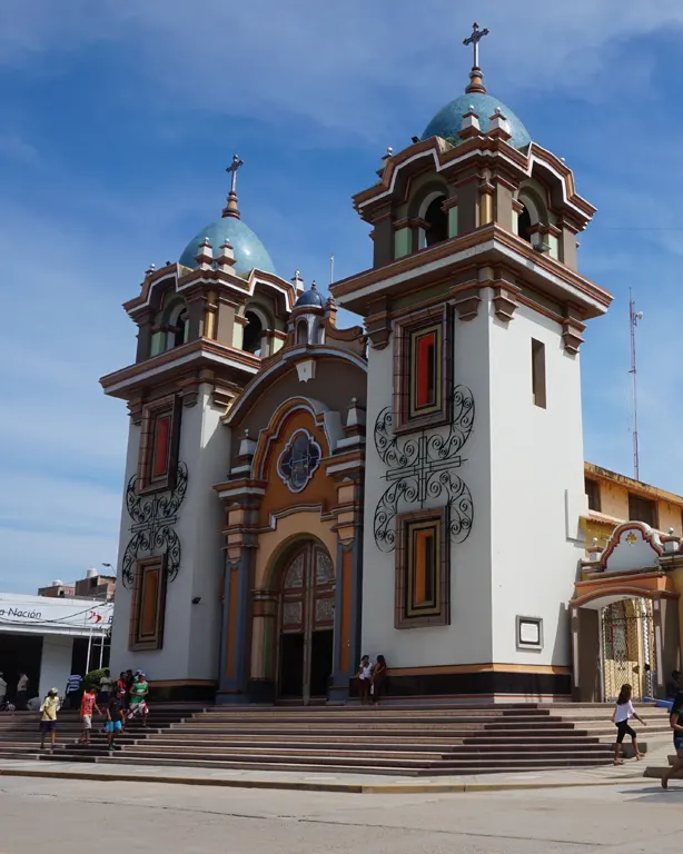 Plaza Mayor de Tumbes con la Catedral San Nicolás de Tolentino durante el día 1 del tour Tumbes Decameron 4 días 3 noches