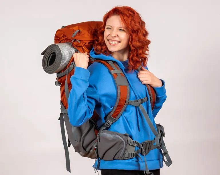 Turista con ropa abrigadora, botas de trekking, guantes y mochila pequeña en el Glaciar Pastoruri