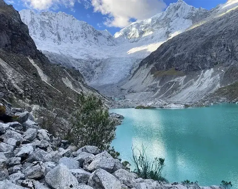 Quebrada de Llaca en la ruta hacia el campo morrena durante el día 1 de la escalada al Vallunaraju 2 días 1 noche
