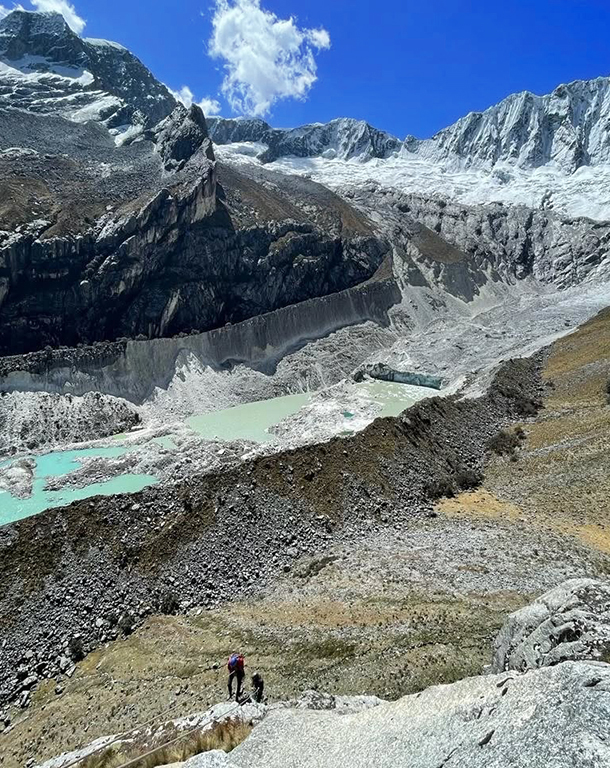 Quebrada de Llaca en la ruta hacia el campo morrena durante el día 1 de la escalada al Vallunaraju 2 días 1 noche
