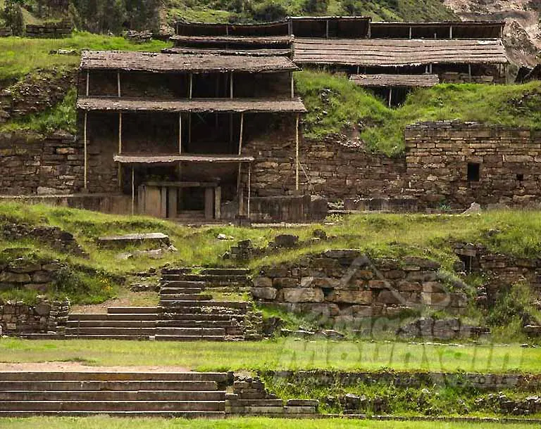 Templo ceremonial en el complejo arqueológico de Chavín de Huántar durante el día 2 del tour privado 5 días 4 noches
