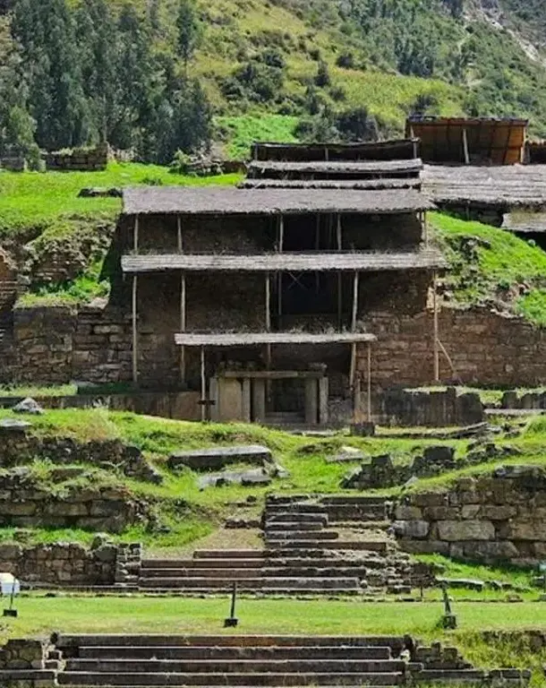 Templo ceremonial del complejo arqueológico de Chavín de Huántar durante el Día 2 del Viaje de Promoción Huaraz Especial 5 días 4 noches