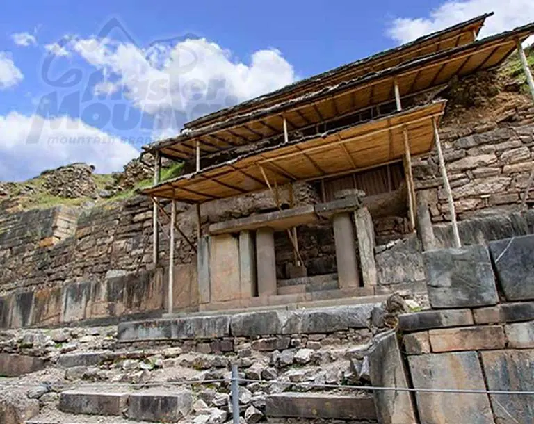 Templo principal del complejo arqueológico de Chavín de Huántar durante tour diario desde Huaraz
