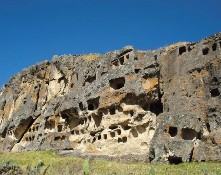 Necrópolis Ventanillas de Otuzco en Cajamarca durante el día 4 del tour Cajamarca Imponente 5 días 4 noches
