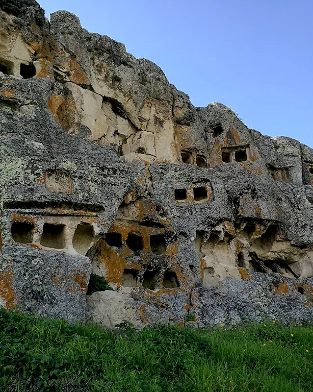 Necrópolis Ventanillas de Otuzco en Cajamarca durante el día 4 del tour Cajamarca Imponente 5 días 4 noches
