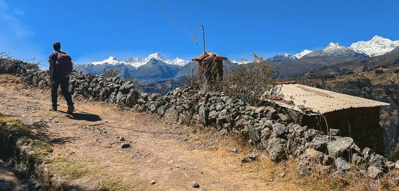 Senderista durante el ascenso a la Laguna de Willcacocha en Huaraz