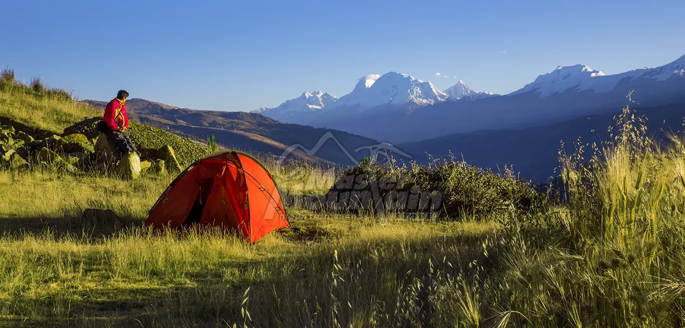 Campamento de montaña con vista a los nevados de la Cordillera Blanca en Huaraz