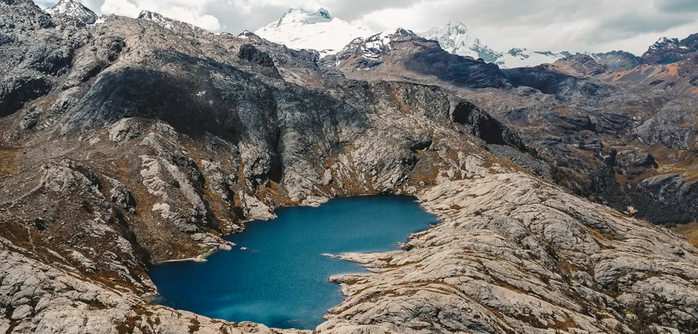 Laguna Ahuac con los nevados de la Cordillera Blanca al fondo en Huaraz