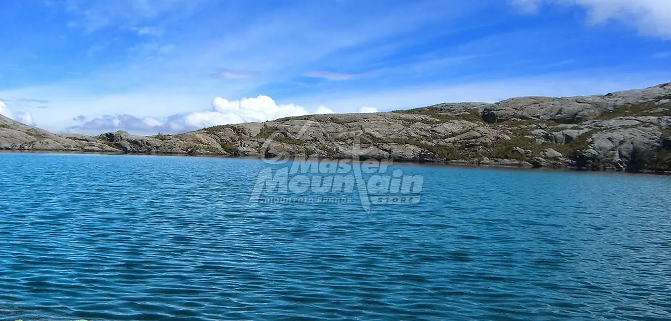 Laguna Ahuac de aguas tranquilas en el Parque Nacional Huascarán, Áncash