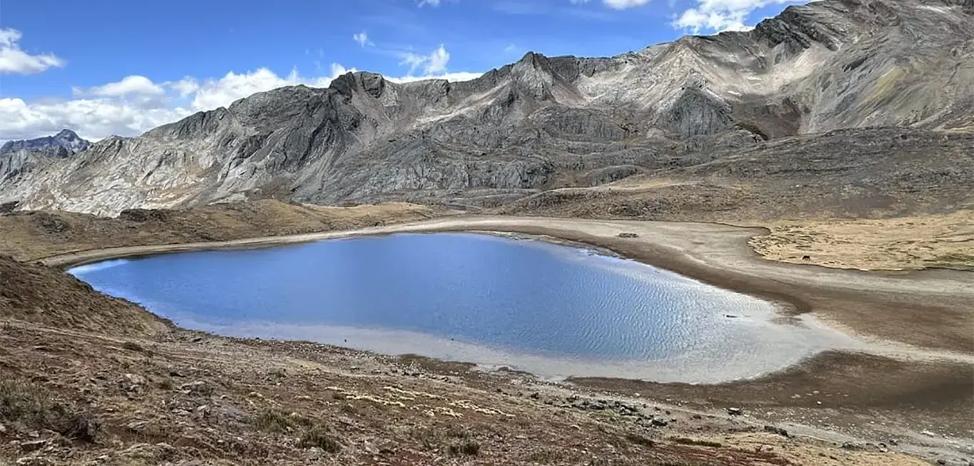 Laguna Patococha en el ingreso al Parque Nacional Huascarán, Áncash