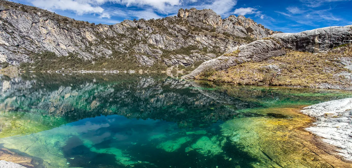 Laguna de 7 Colores en el Parque Nacional Huascarán, Áncash