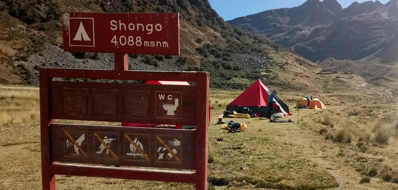 Campamento en Shongopampa durante el trekking Olleros Chavín en la Cordillera Blanca