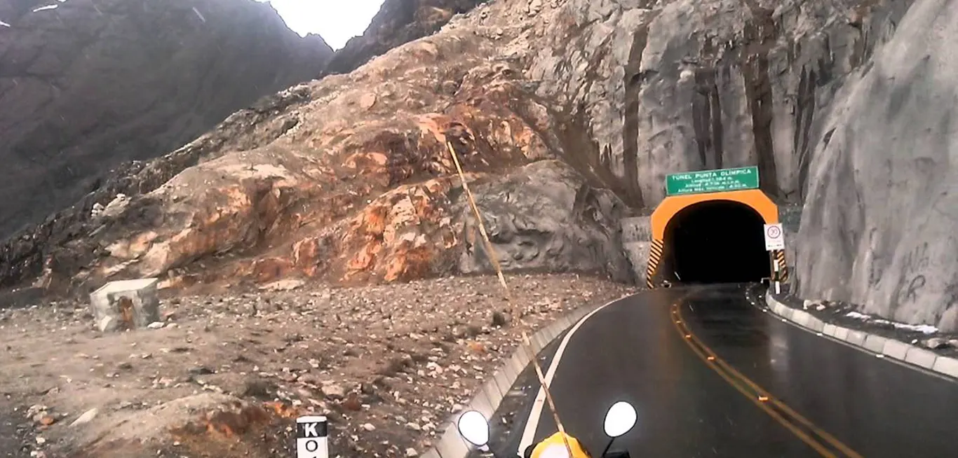 Túnel Punta Olímpica a 4,736 msnm durante tour diario Punta Olímpica Chacas desde Huaraz