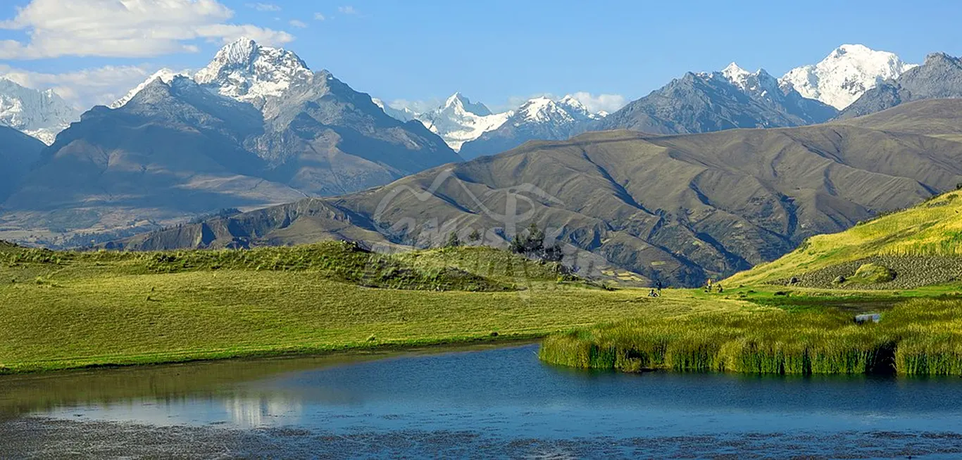 Vista panorámica de la Cordillera Blanca desde la Laguna de Willcacocha en Áncash