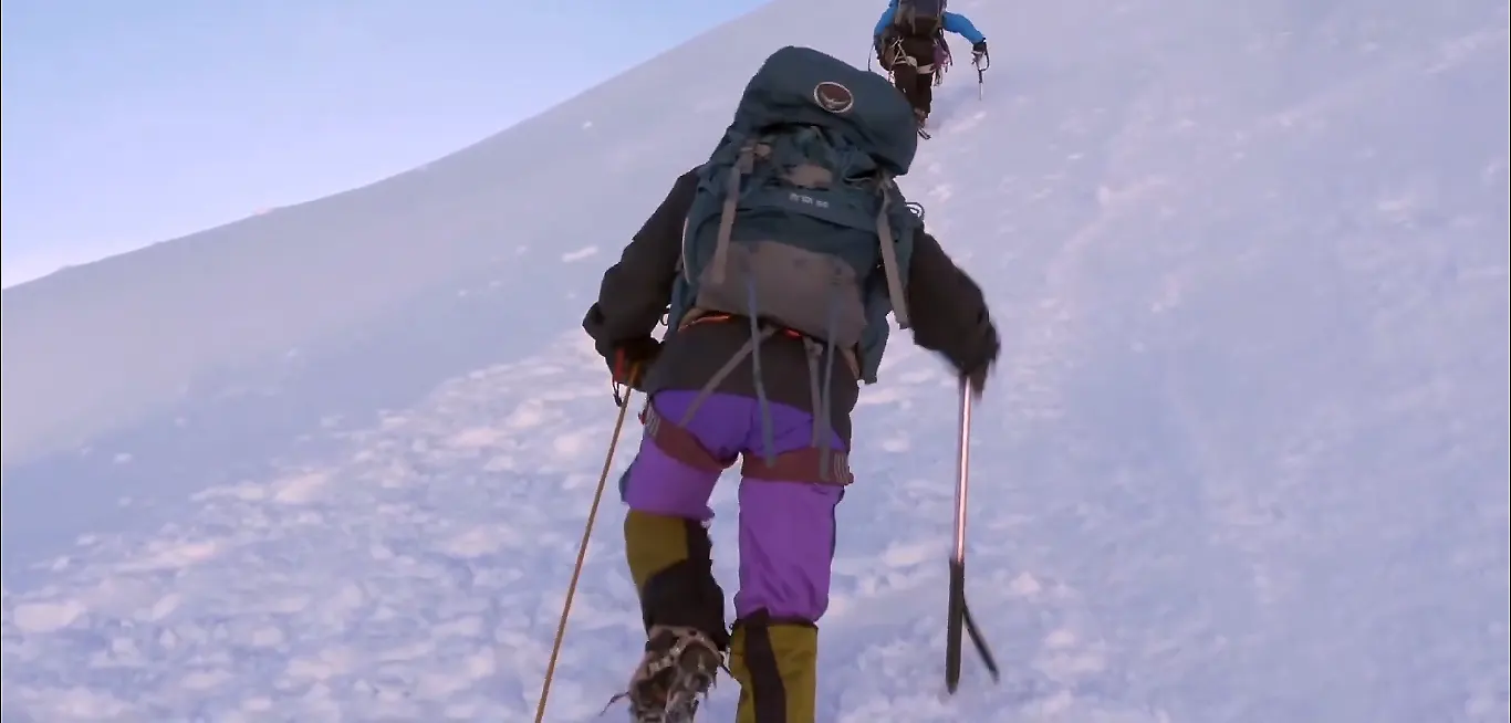 Escaladores ascendiendo el glaciar del Nevado Pisco con crampones y cuerda en la Cordillera Blanca