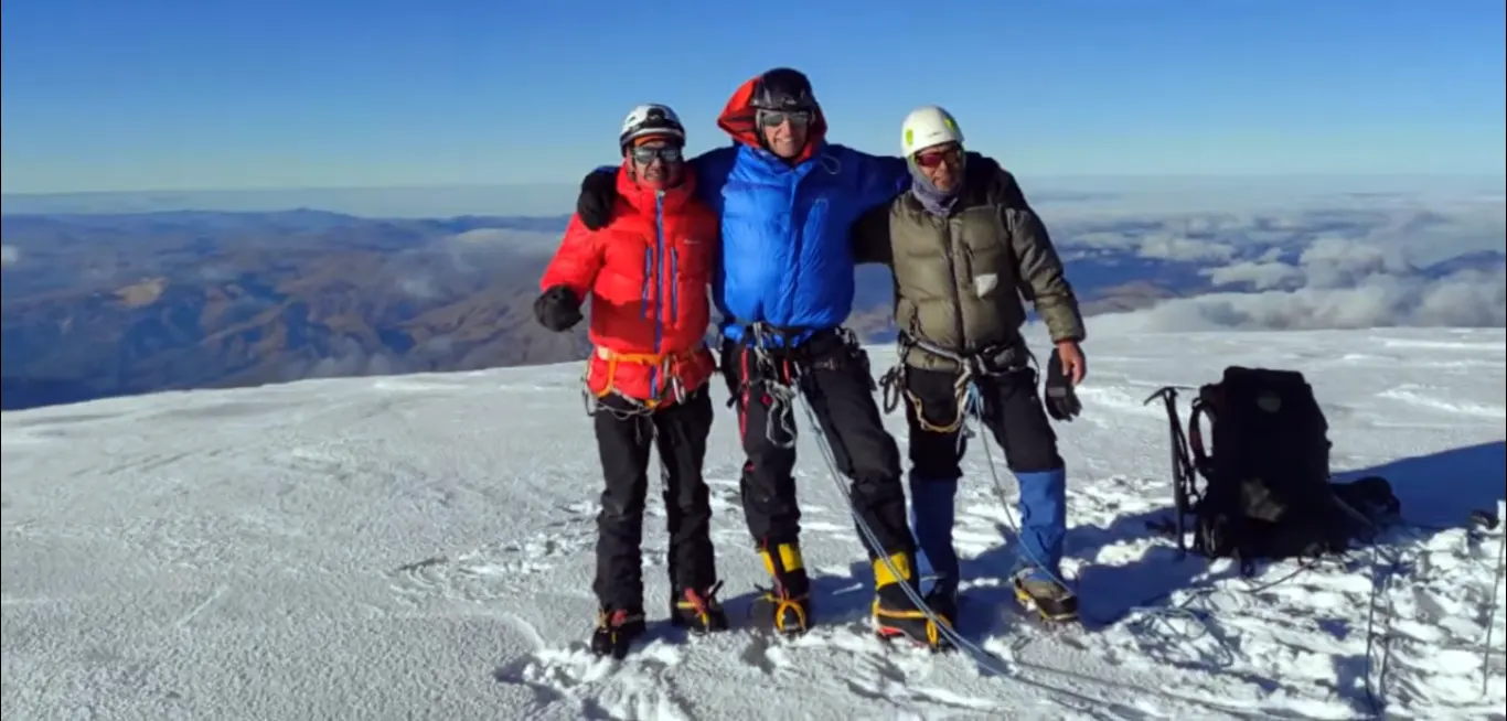Montañistas en la cumbre del Nevado Huascarán con vista a la Cordillera Blanca