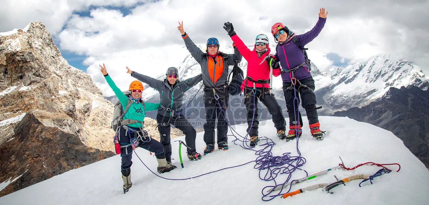 Excursionistas en la cumbre del Nevado Mateo durante tour diario desde Huaraz