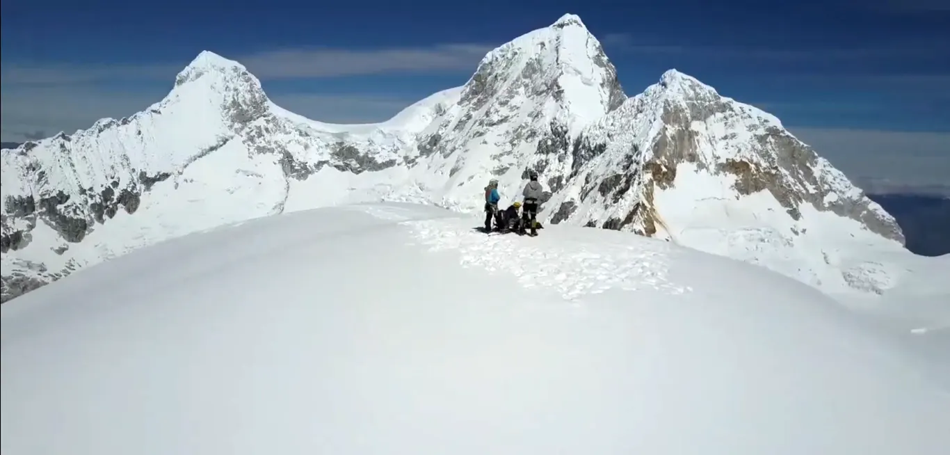Cumbre del Nevado Pisco con vistas al Huascarán, Huandoy, Chopicalqui y Artesonraju