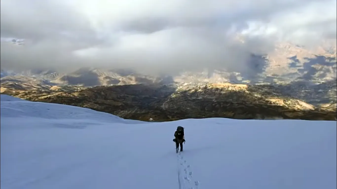 Montañista descendiendo por el glaciar del Nevado Huascarán hacia el Campamento Morrena