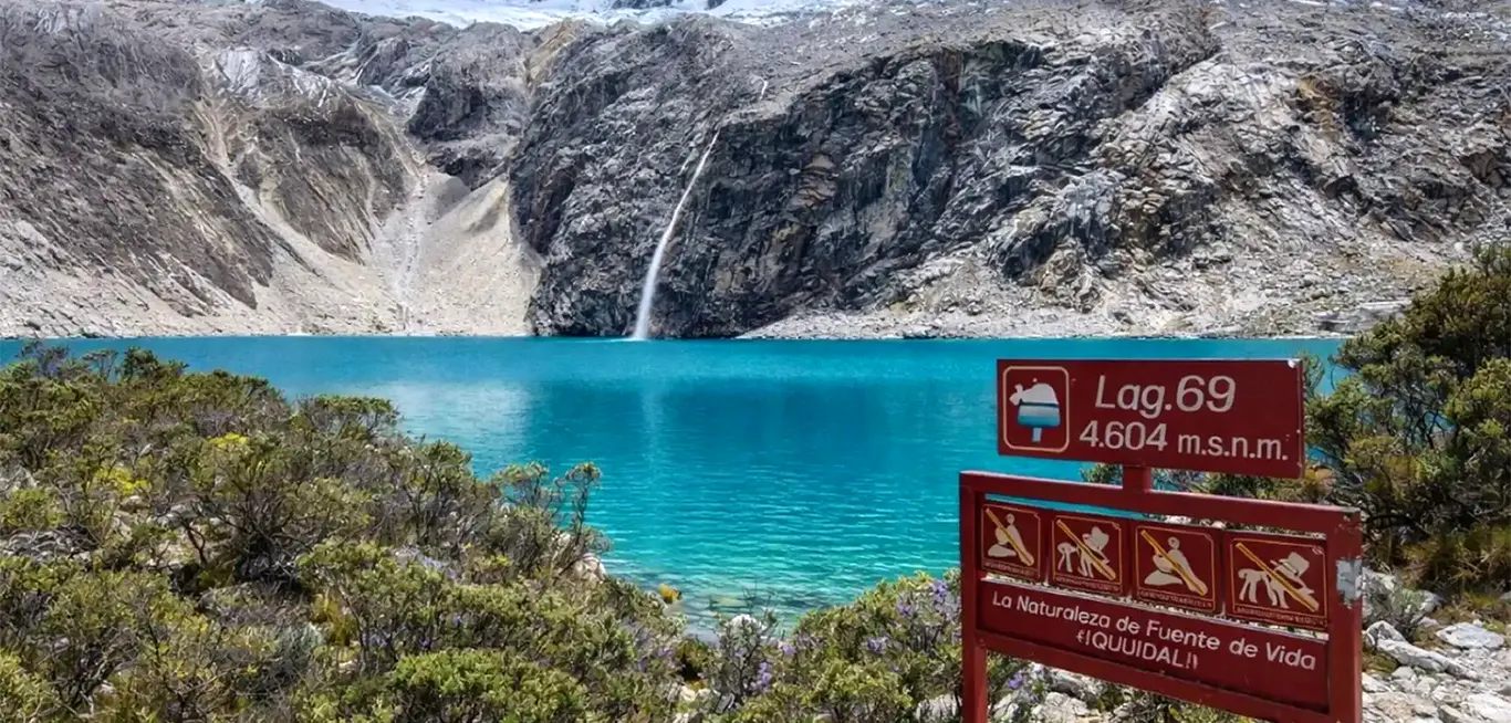 Laguna 69 de color turquesa en el Parque Nacional Huascarán