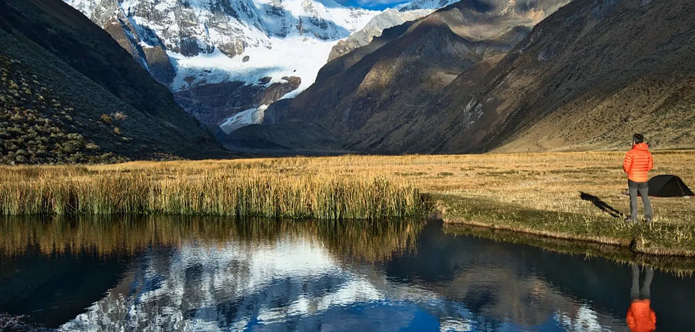 Laguna Jahuacocha con los nevados Yerupajá y Jirishanca reflejados