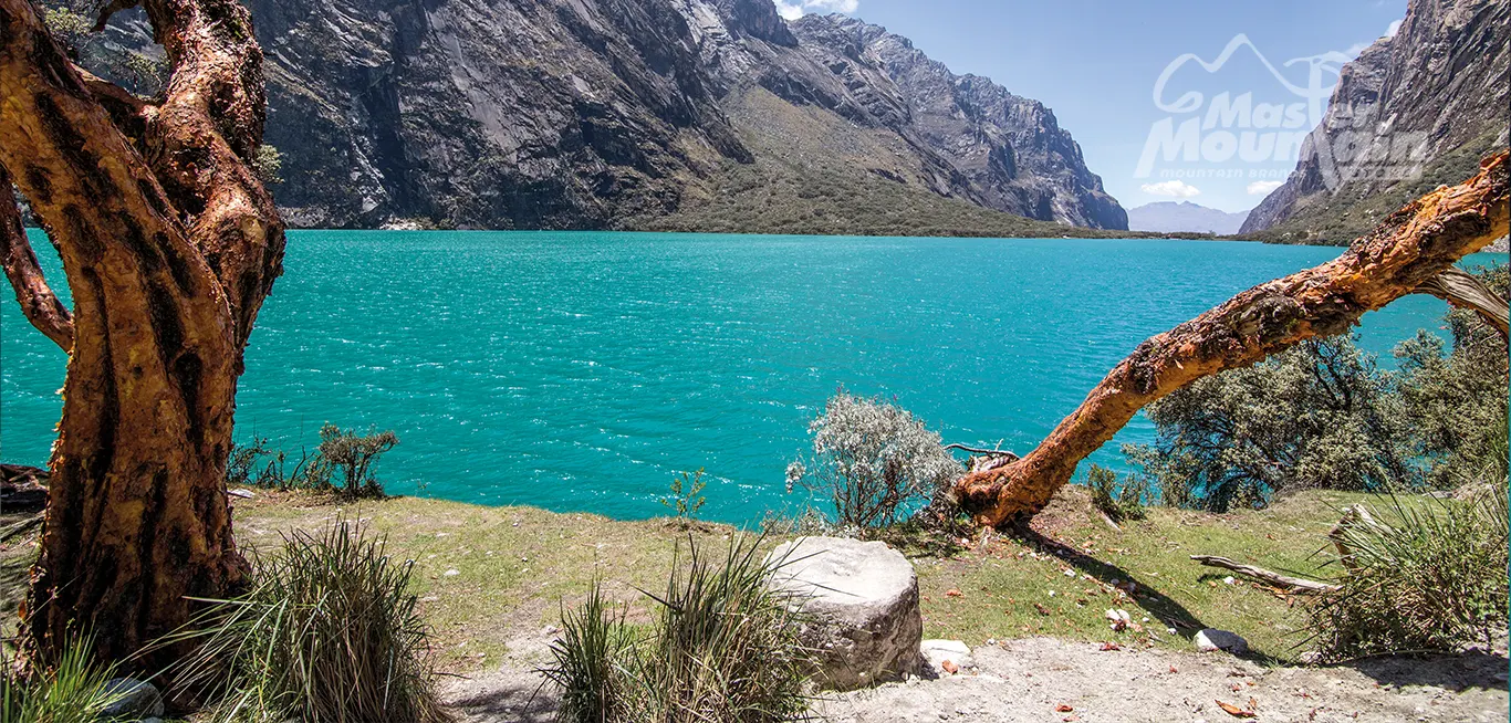 Laguna de Llanganuco de aguas turquesas en el Parque Nacional Huascarán, Áncash