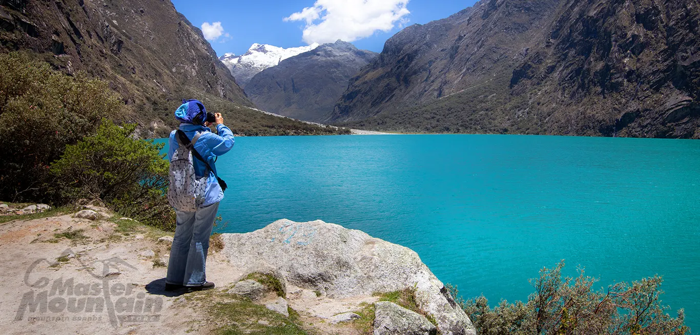 Laguna de Llanganuco de aguas turquesas en el Parque Nacional Huascarán, Áncash