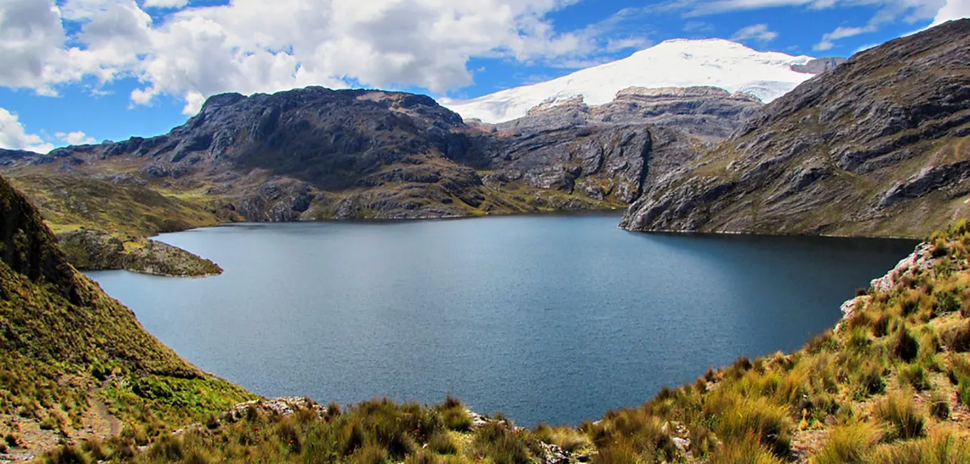 Laguna Viconga con campamento durante el trekking Huayhuash