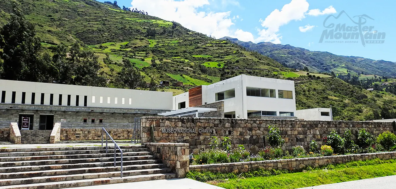 Museo Nacional Chavín con piezas arqueológicas de la cultura Chavín en Áncash