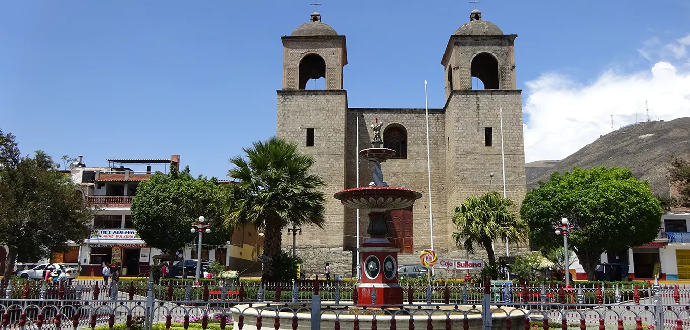 Plaza de Armas de Caraz e Iglesia San Ildefonso en el Callejón de Huaylas