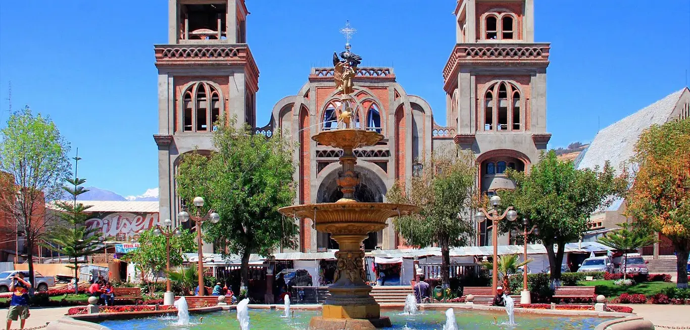 Plaza de Armas de Huaraz con la Catedral y jardines centrales en Áncash