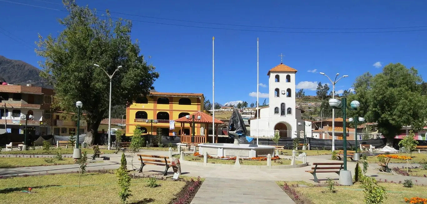 Portada de ingreso al circuito Huayhuash desde Chiquián y Llamac en Áncash