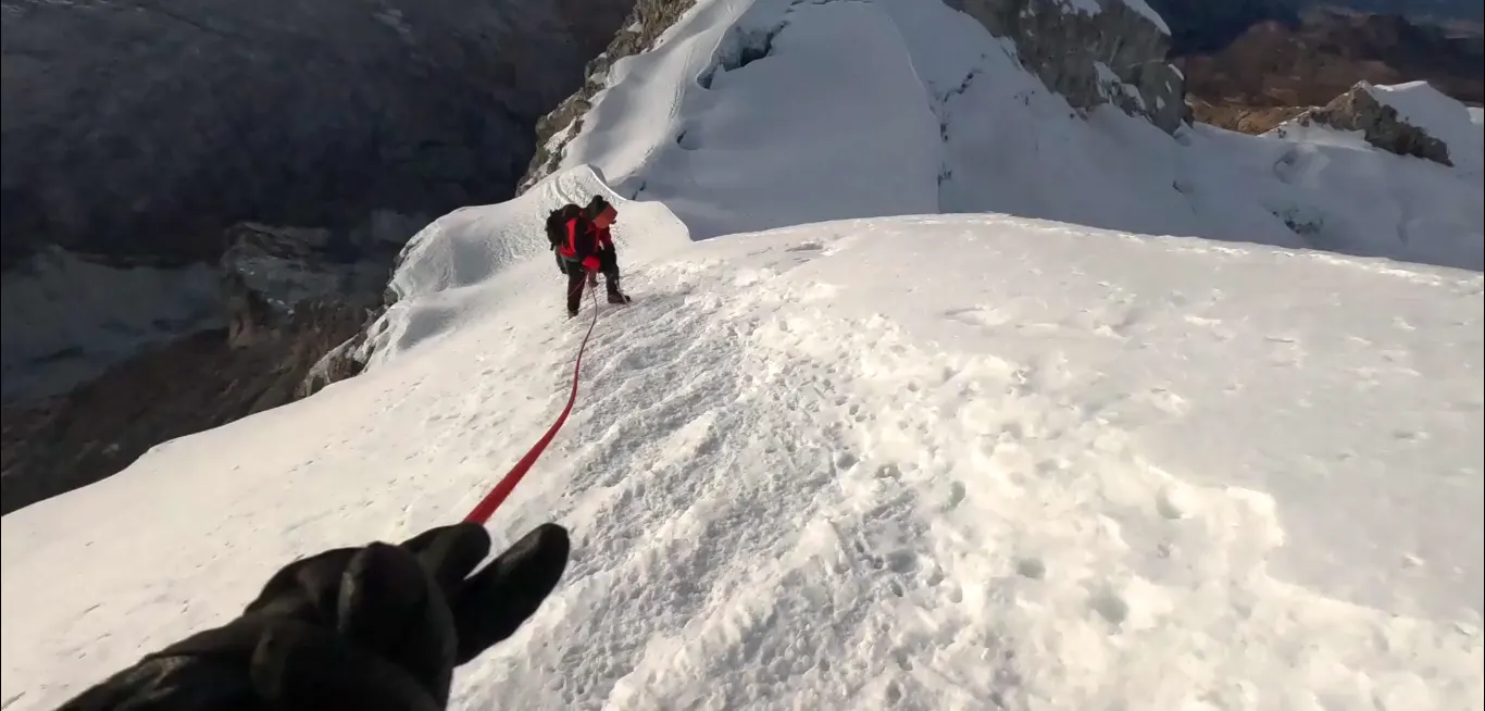 Escaladores practicando técnicas de progresión en glaciar con crampones y piolet en el Nevado Vallunaraju