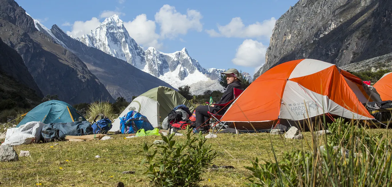 Campamento Taullipampa con el nevado Taulliraju durante el trekking Santa Cruz